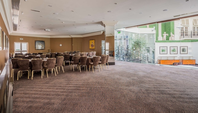 Newbury Suite II 