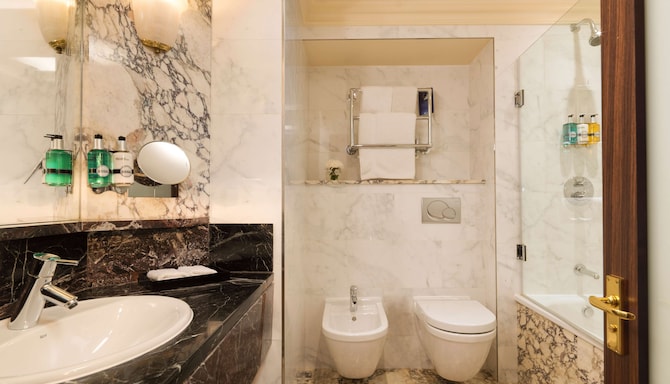Radisson Blu Hotel, London Heathrow - Junior Suite Bathroom