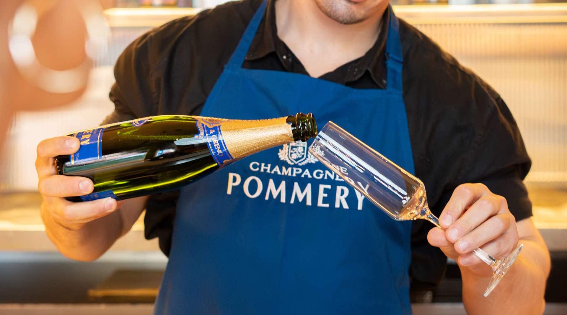 Radisson Blu Hotel, London Leicester Square - The Terrace by Pommery Lounge