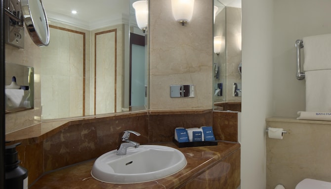 Radisson Blu Hotel, London Leicester Square - حمام غرفة الضيوف