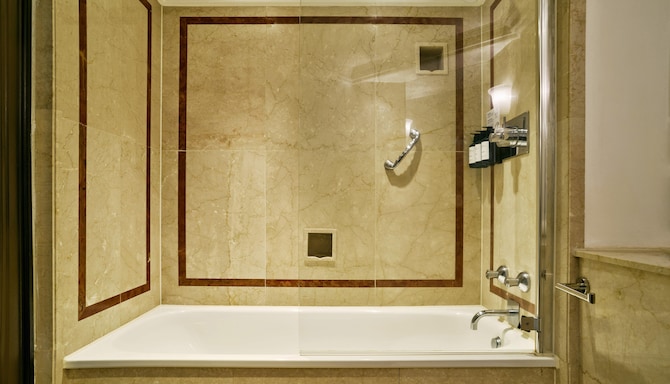 Radisson Blu Hotel, London Leicester Square - Standard Room - Bathroom