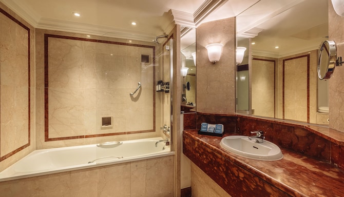 Radisson Blu Hotel, London Leicester Square - Baño de la habitación de invitados