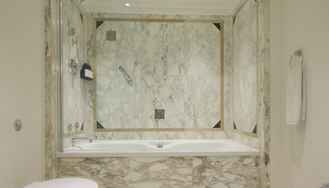 Radisson Blu Hotel, London Leicester Square - جناح