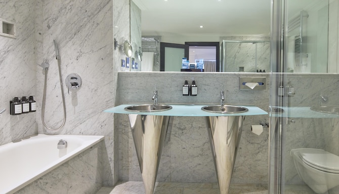 Radisson Blu Hotel, London Leicester Square - جناح