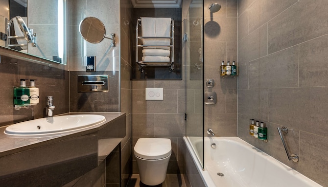 Radisson Blu Hotel, London Mercer Street - Bathroom