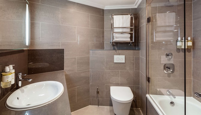 Radisson Blu Hotel, London Mercer Street - Bathroom
