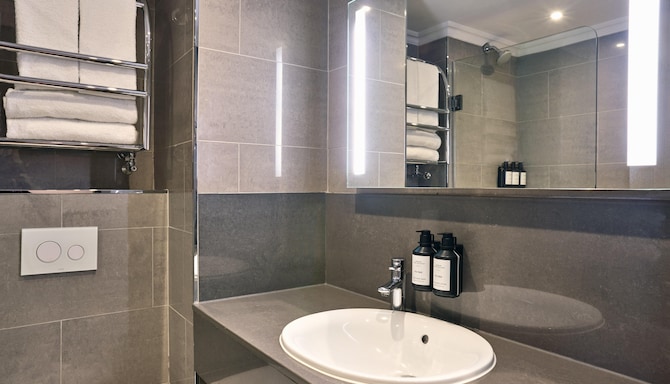 Radisson Blu Hotel, London Mercer Street - Cosy Double Bathroom