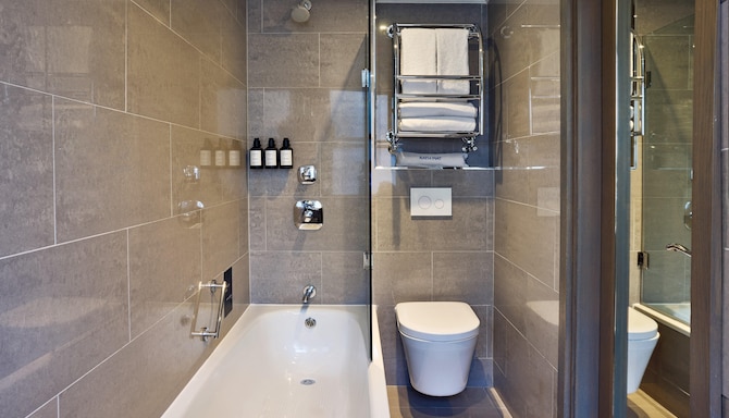 Radisson Blu Hotel, London Mercer Street - Superior Queen Bathroom