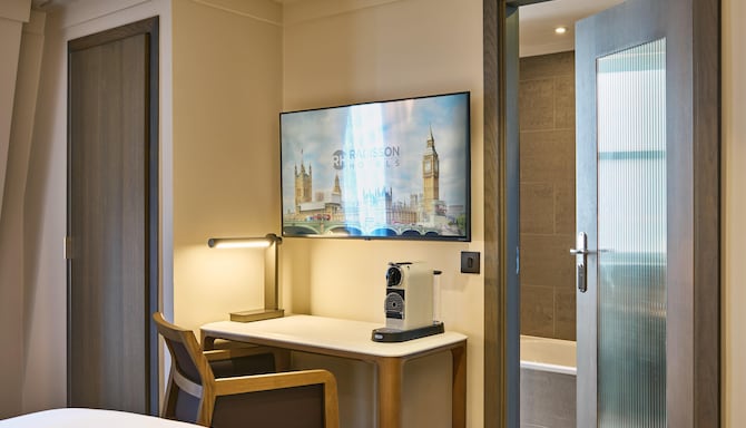 Radisson Blu Hotel, London Mercer Street - Superior Queen Bathroom