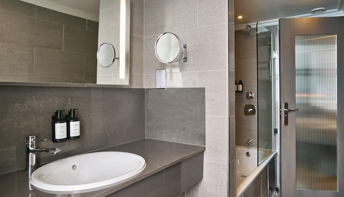Radisson Blu Hotel, London Mercer Street - Superior Queen Bathroom
