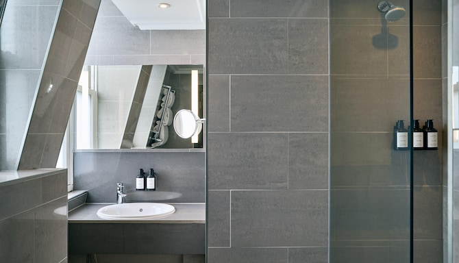 Radisson Blu Hotel, London Mercer Street - Superior Twin Bathroom