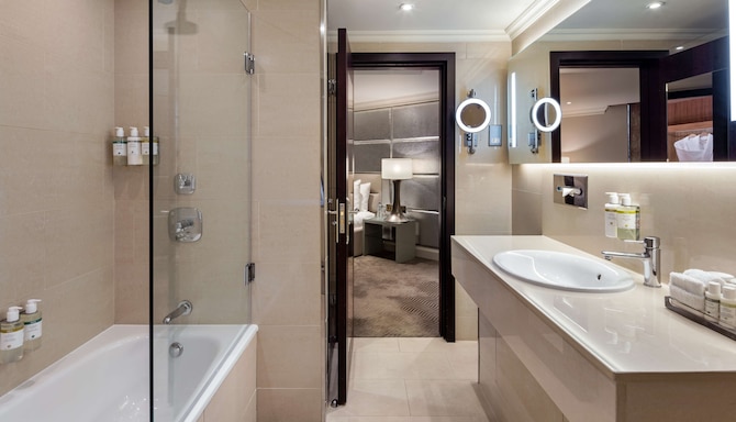 Radisson Blu Hotel, London Mercer Street - Corner Suite - Bathroom