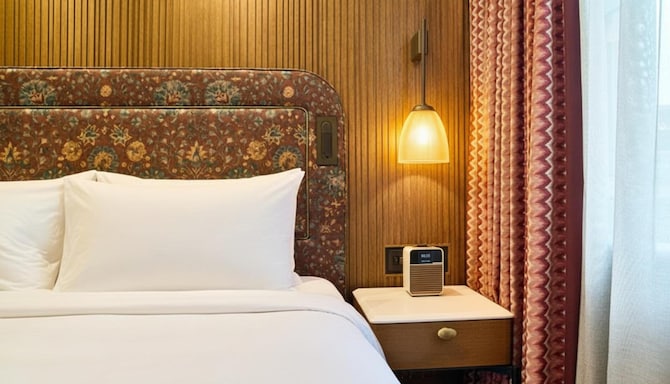 Radisson Blu Hotel, London Mercer Street - Superior Queen
