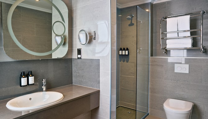 Radisson Blu Hotel, London Mercer Street - Corner Suite Bathroom