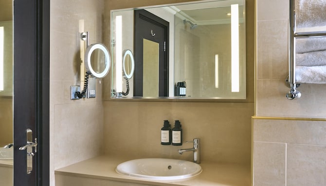 Radisson Blu Hotel, London Mercer Street - Corner Suite - Bathroom