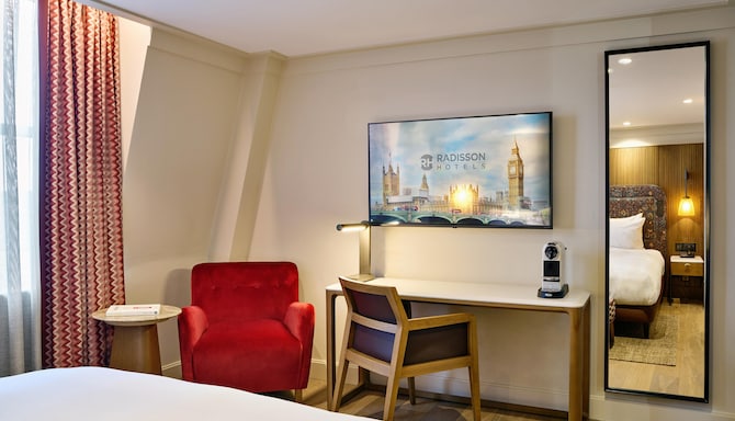 Radisson Blu Hotel, London Mercer Street - Junior Suite