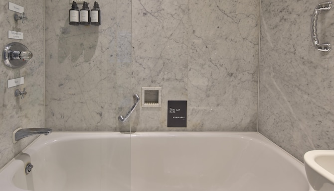 Radisson Blu Hotel, London South Kensington - Family Room Bathroom