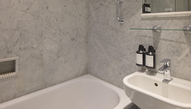 Radisson Blu Hotel, London South Kensington - Family Room Bathroom