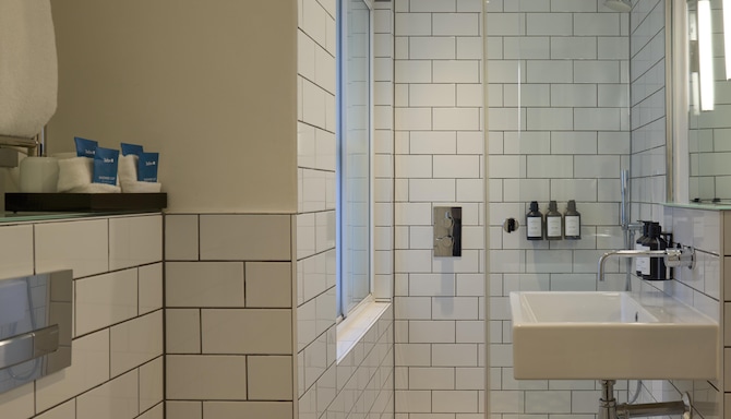 Radisson Blu Hotel, London South Kensington - Deluxe Room Bathroom