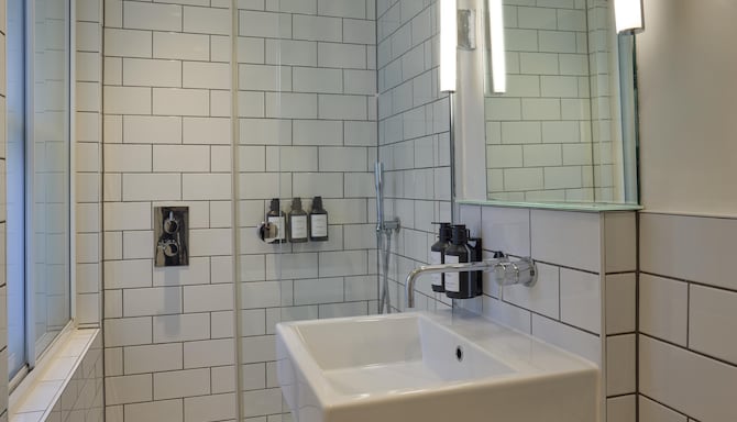 Radisson Blu Hotel, London South Kensington - Deluxe Room Bathroom