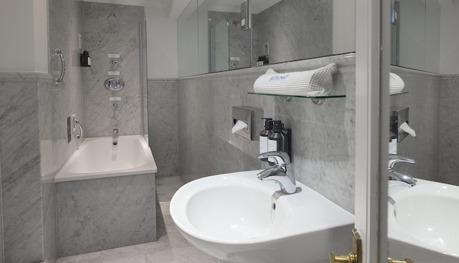Radisson Blu Hotel, London South Kensington - Premium Room Bathroom