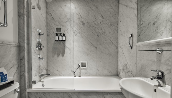 Radisson Blu Hotel, London South Kensington - Superior Single Bathroom