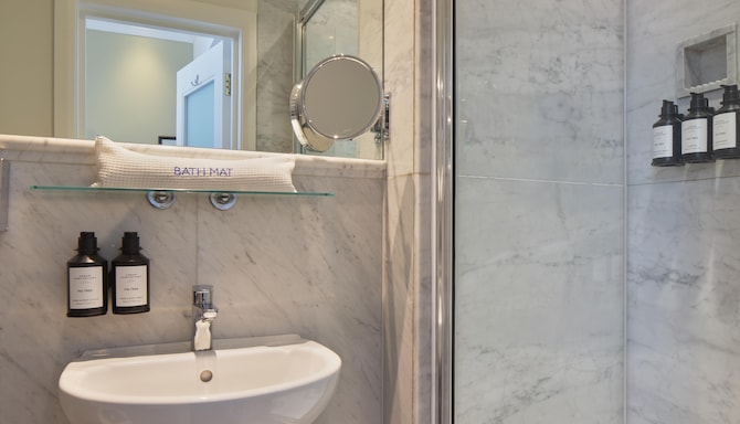 Radisson Blu Hotel, London South Kensington - Single Room Bathroom