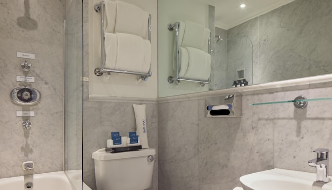 Radisson Blu Hotel, London South Kensington - Standard Room Bathroom