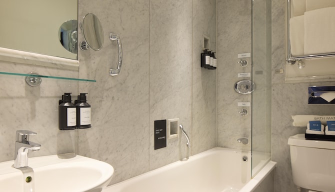 Radisson Blu Hotel, London South Kensington - Standard Room Bathroom