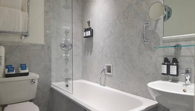 Radisson Blu Hotel, London South Kensington - 客房浴室