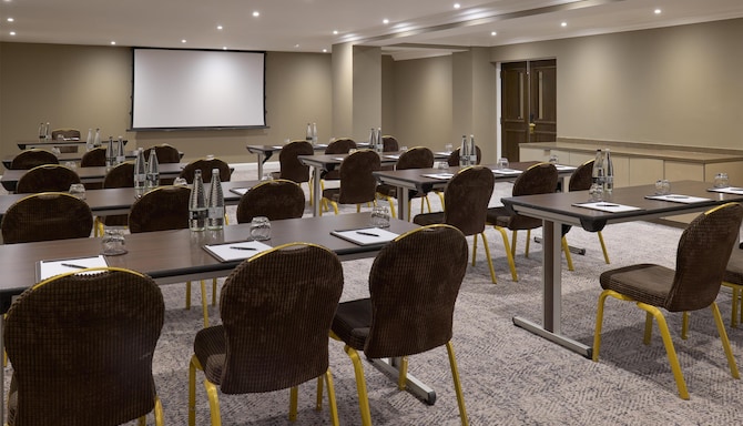 Radisson Blu Hotel, London South Kensington - Meeting Room - Victoria and Albert Suite