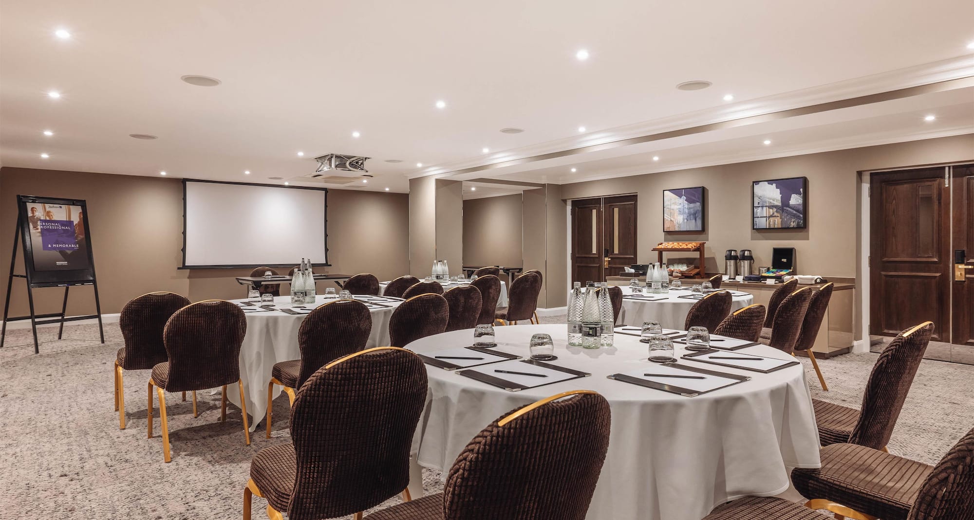 Radisson Blu Hotel, London South Kensington - Meeting Room - Victoria and Albert Suite