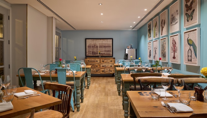 Radisson Blu Hotel, London South Kensington - Scoff and Banter Restaurant - The Snug