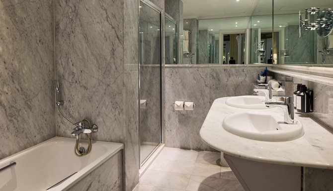 Radisson Blu Hotel, London South Kensington - Junior Suite Bathroom
