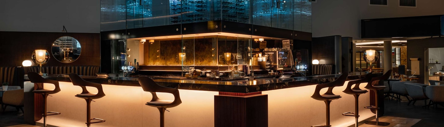 Radisson Blu Hotel, London Stansted Airport - Bar and lounge