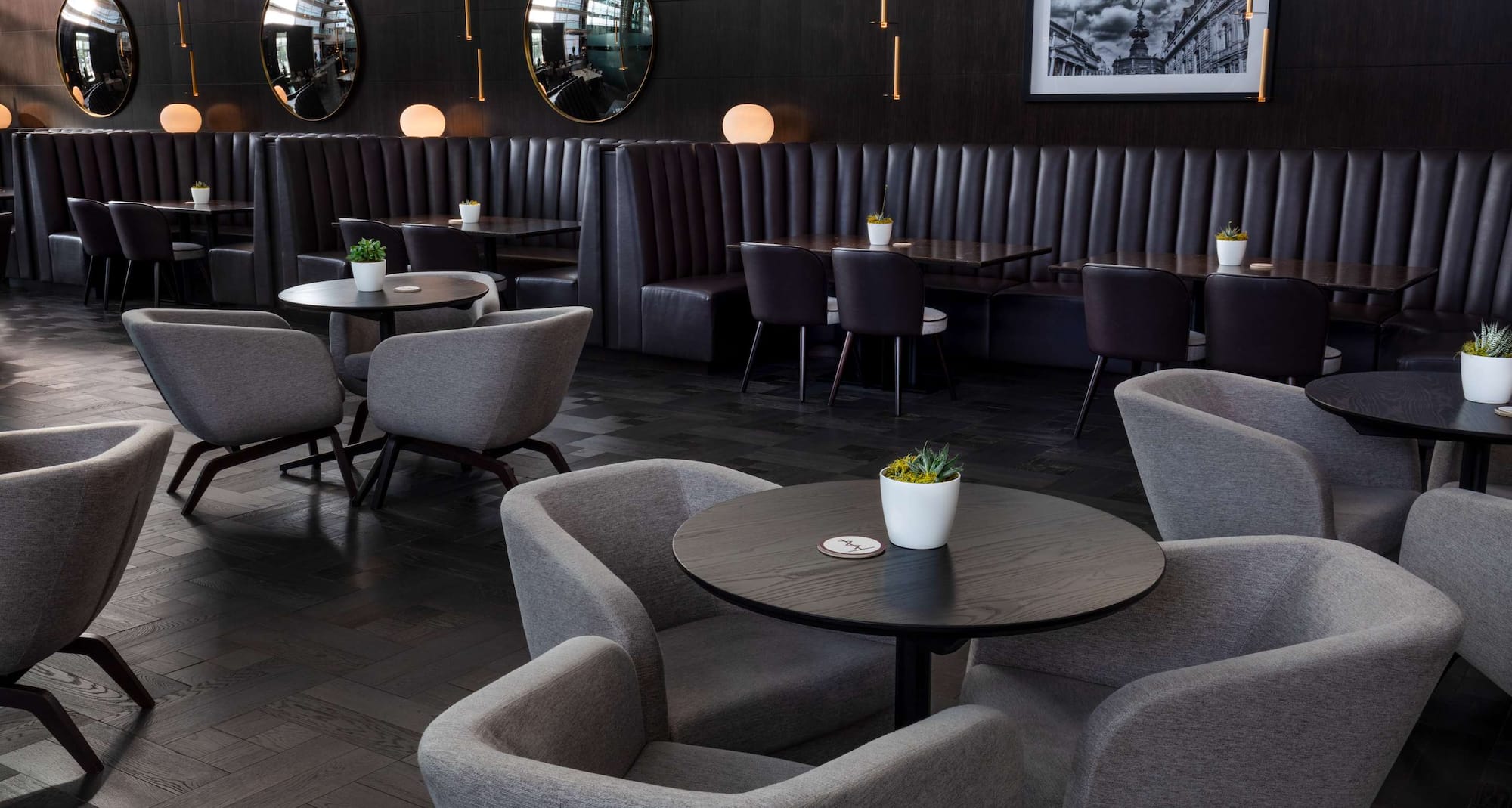 Radisson Blu Hotel, London Stansted Airport - Bar and lounge