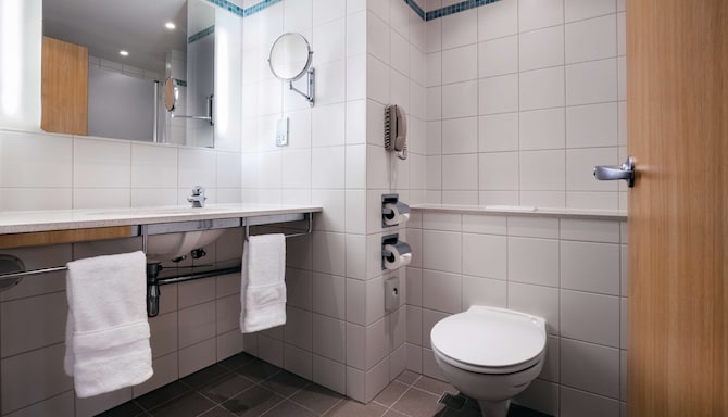 Radisson Blu Hotel, London Stansted Airport - Bathroom