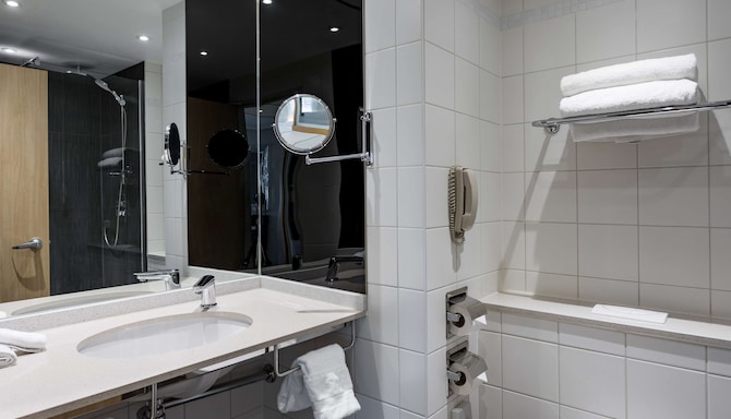 Radisson Blu Hotel, London Stansted Airport - Bathroom