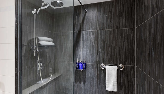 Radisson Blu Hotel, London Stansted Airport - Bathroom - shower
