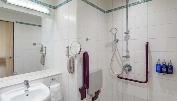Radisson Blu Hotel, London Stansted Airport - Accessible bathroom