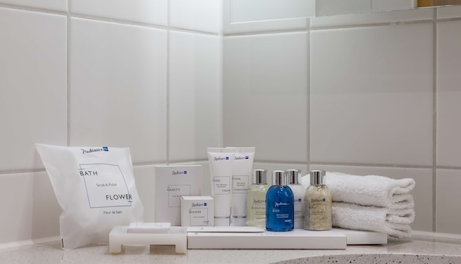 Radisson Blu Hotel, London Stansted Airport - Bathroom amenities