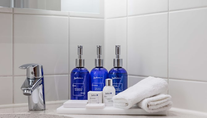 Radisson Blu Hotel, London Stansted Airport - Bathroom amenities