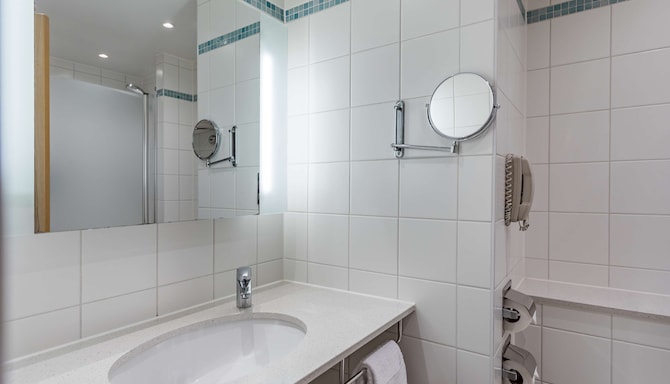 Radisson Blu Hotel, London Stansted Airport - Bathroom