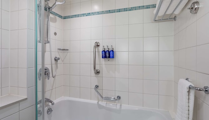 Radisson Blu Hotel, London Stansted Airport - Bathroom - bath with shower