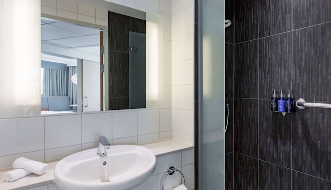 Radisson Blu Hotel, London Stansted Airport - Bathroom with shower