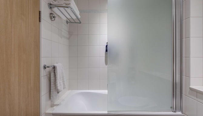 Radisson Blu Hotel, London Stansted Airport - Second bathroom