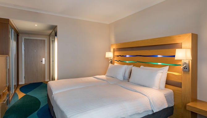 Radisson Blu Hotel, London Stansted Airport - Standard Room with runway view