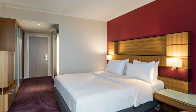 Radisson Blu Hotel, London Stansted Airport - Superior Room with runway view