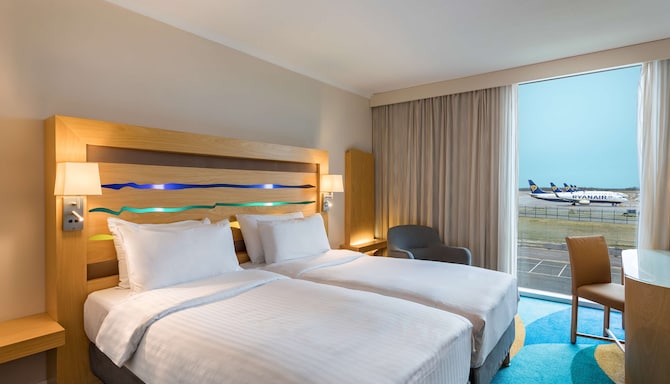 Radisson Blu Hotel, London Stansted Airport - Standard Room with runway view