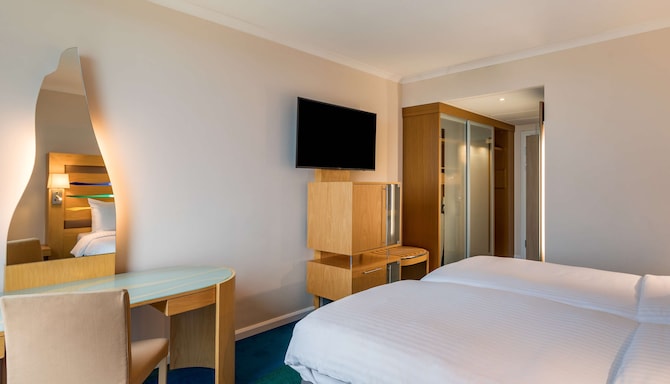 Radisson Blu Hotel, London Stansted Airport - Standard Room with runway view